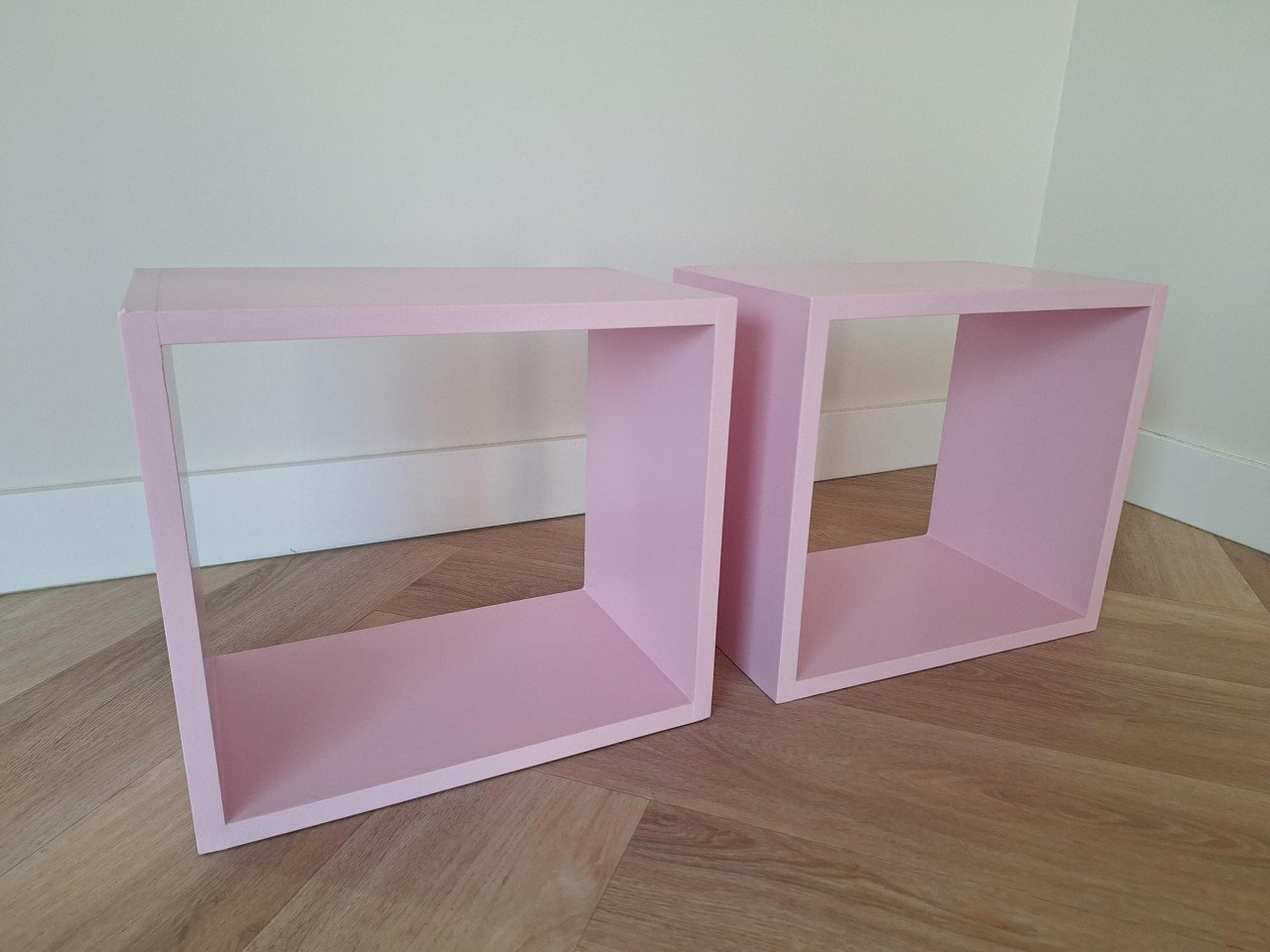 Roze wand kubussen