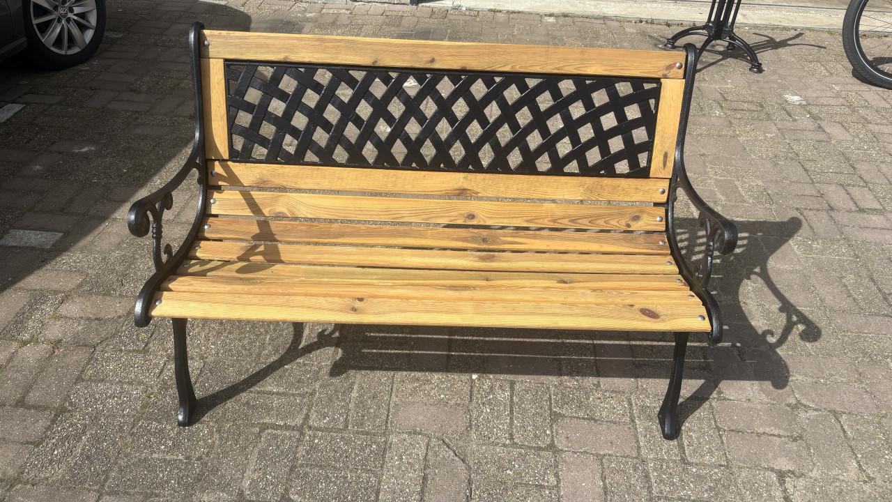 Tuinbank met gietijzeren zijkanten