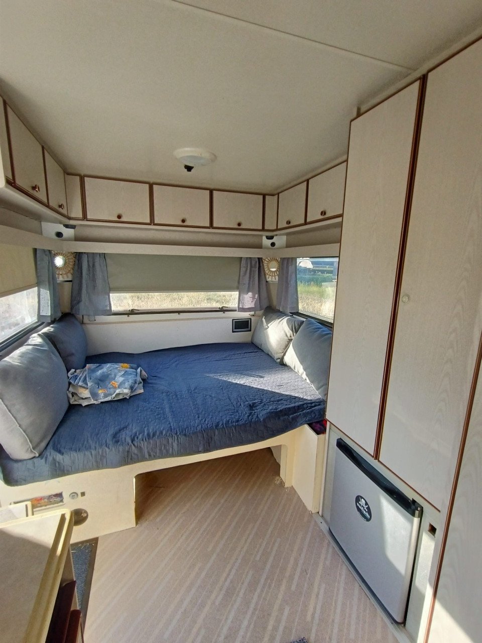 Gezinscaravan Knaus Sudwind 1990 met voortent en vast bed