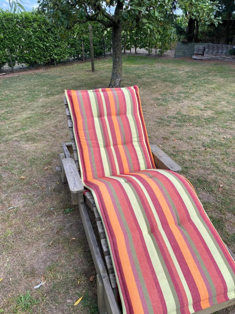 Houten ligstoel met kussen