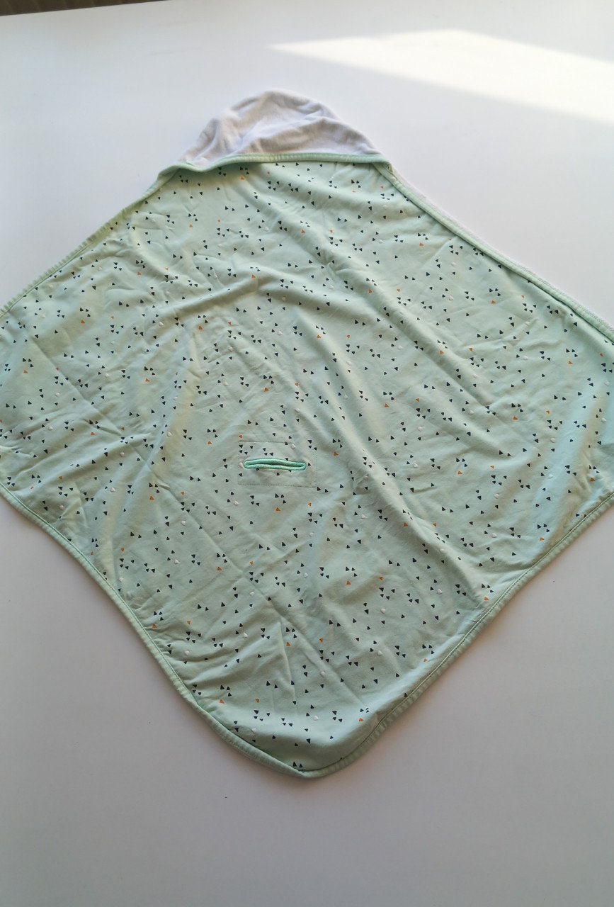 Wikkeldoek baby met uitsparing voor gordel