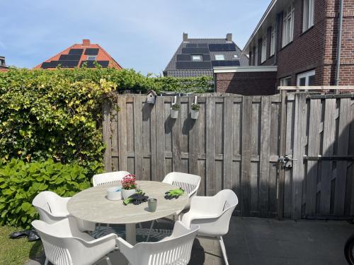 Hardhoutenschutting circa 18m inclusief poort en palen