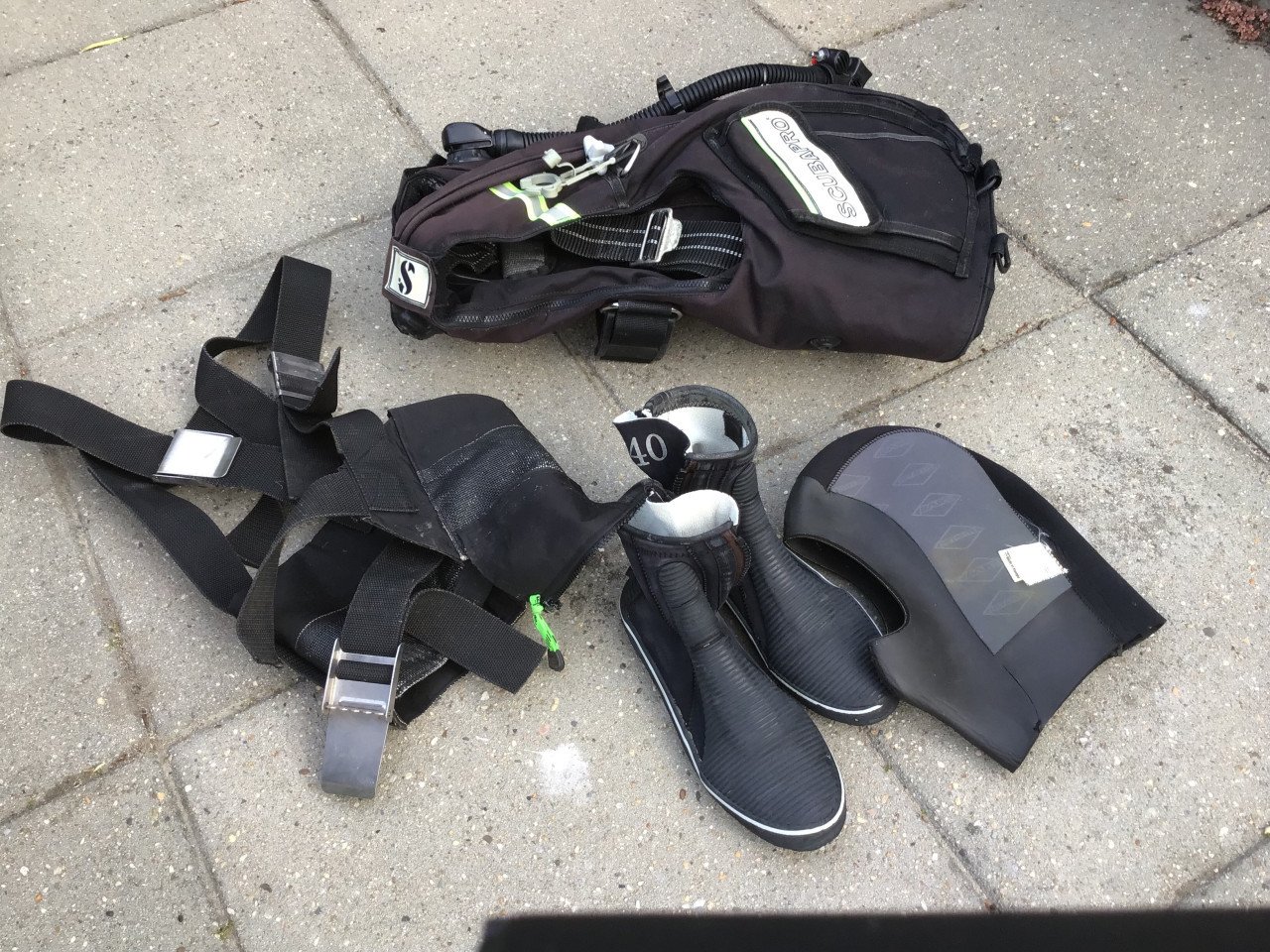 Trimvest (L), duiklaarzen(40), duikcap (L) en loodgordelvest