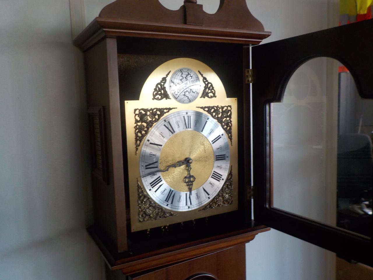 Staande klok + 3 gewichten , dus deze slaat ook om het kwartier en half uur