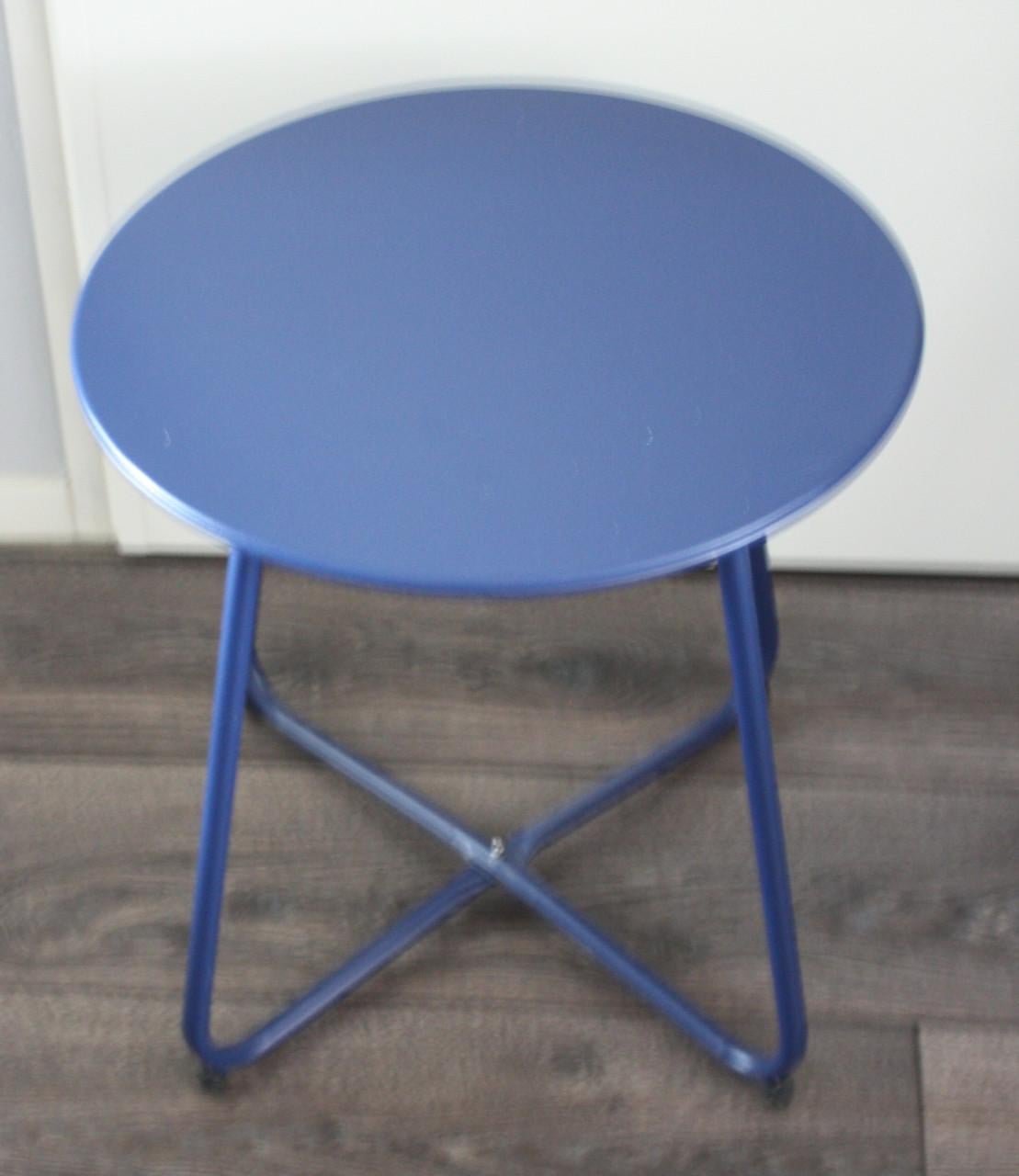 Blauw metalen tafeltje