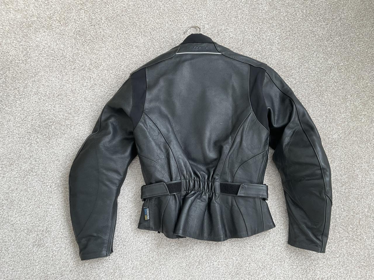 Te koop: mooi leren dames motorjack