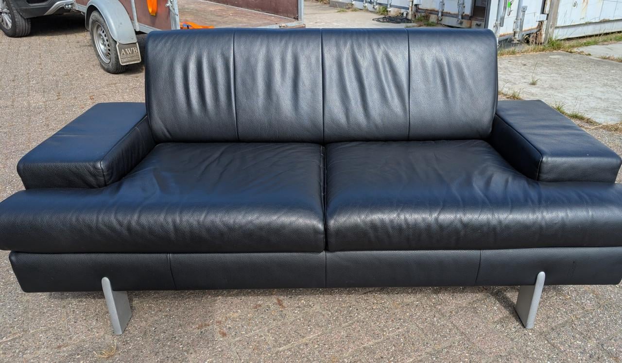 Te koop: zwarte lederen tweezitsbank van Rolf Benz