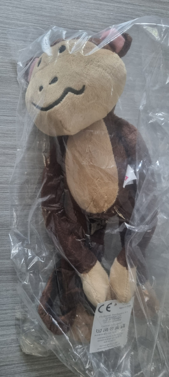 Knuffel aapje te koop ongeveer 30 cm met hangertjes met klittenband