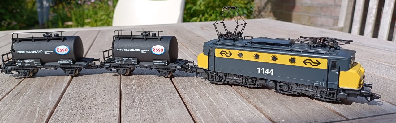 Märklin 37241, locomotief 1144 en 2x Piko 58084 ketelwagen NS