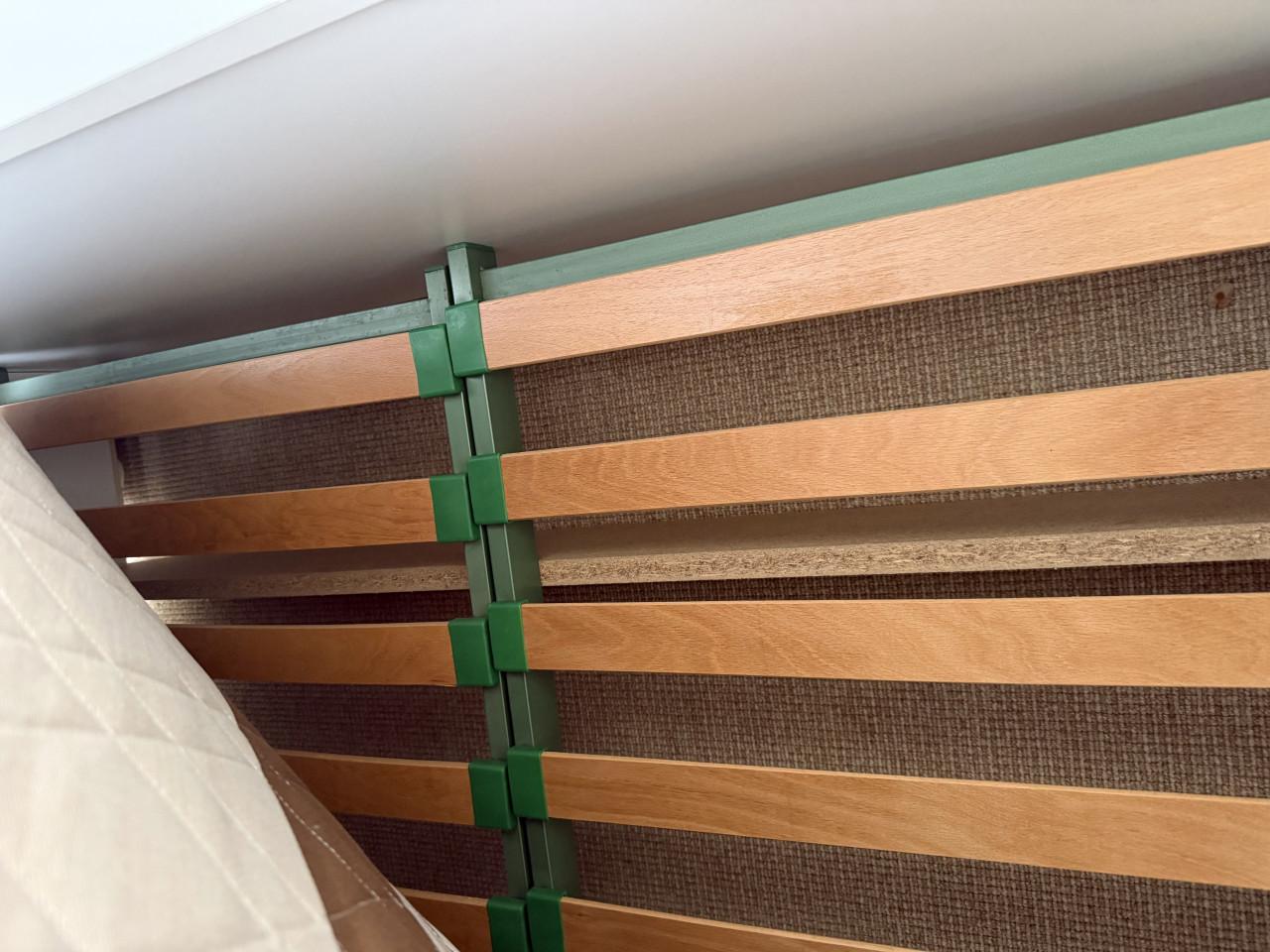 Ledikant met 2 Matras 2 Lattenb 2 nachtk. Ombouw met spiegel.