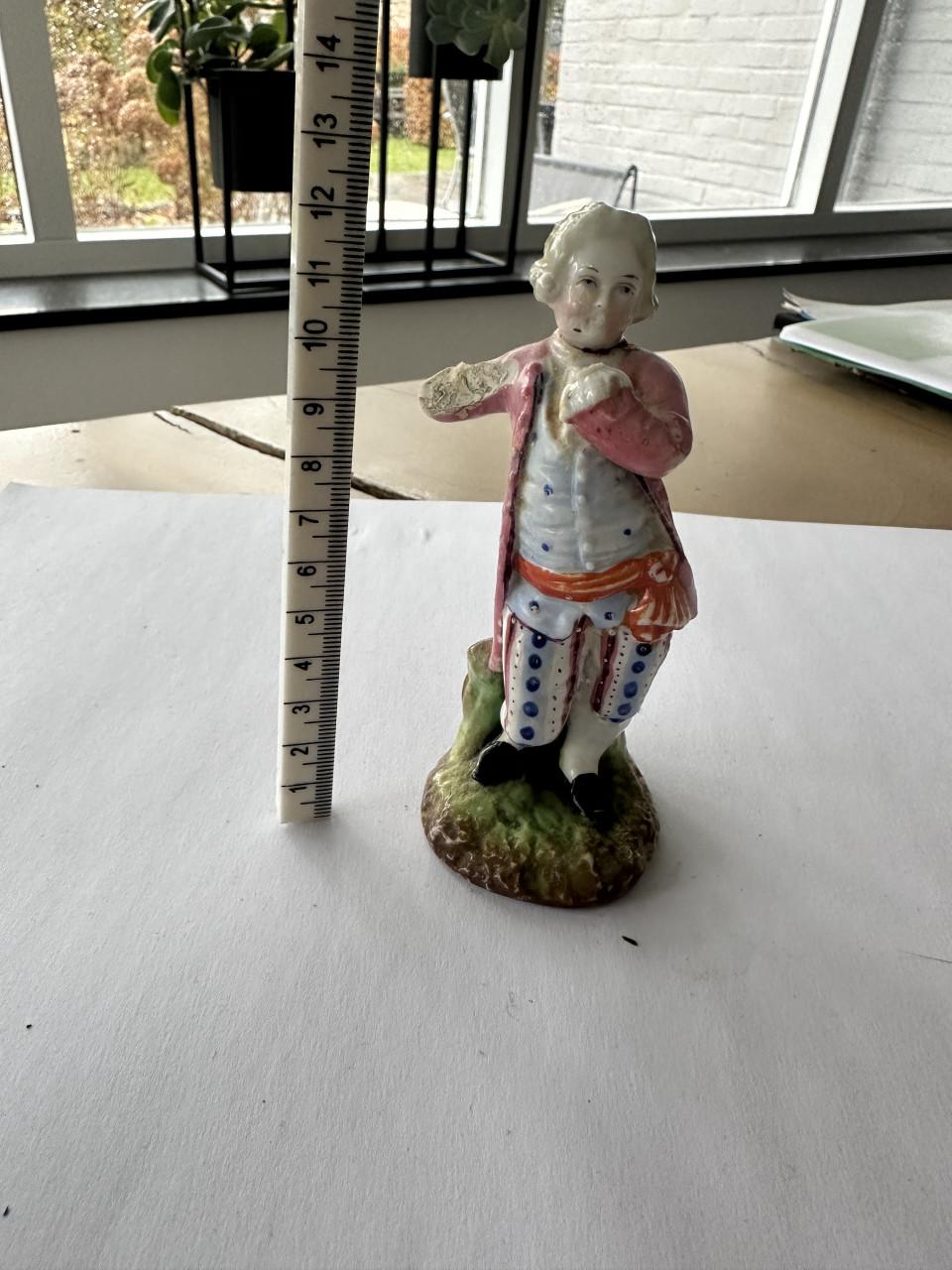 Diverse antieke borden en beeldjes