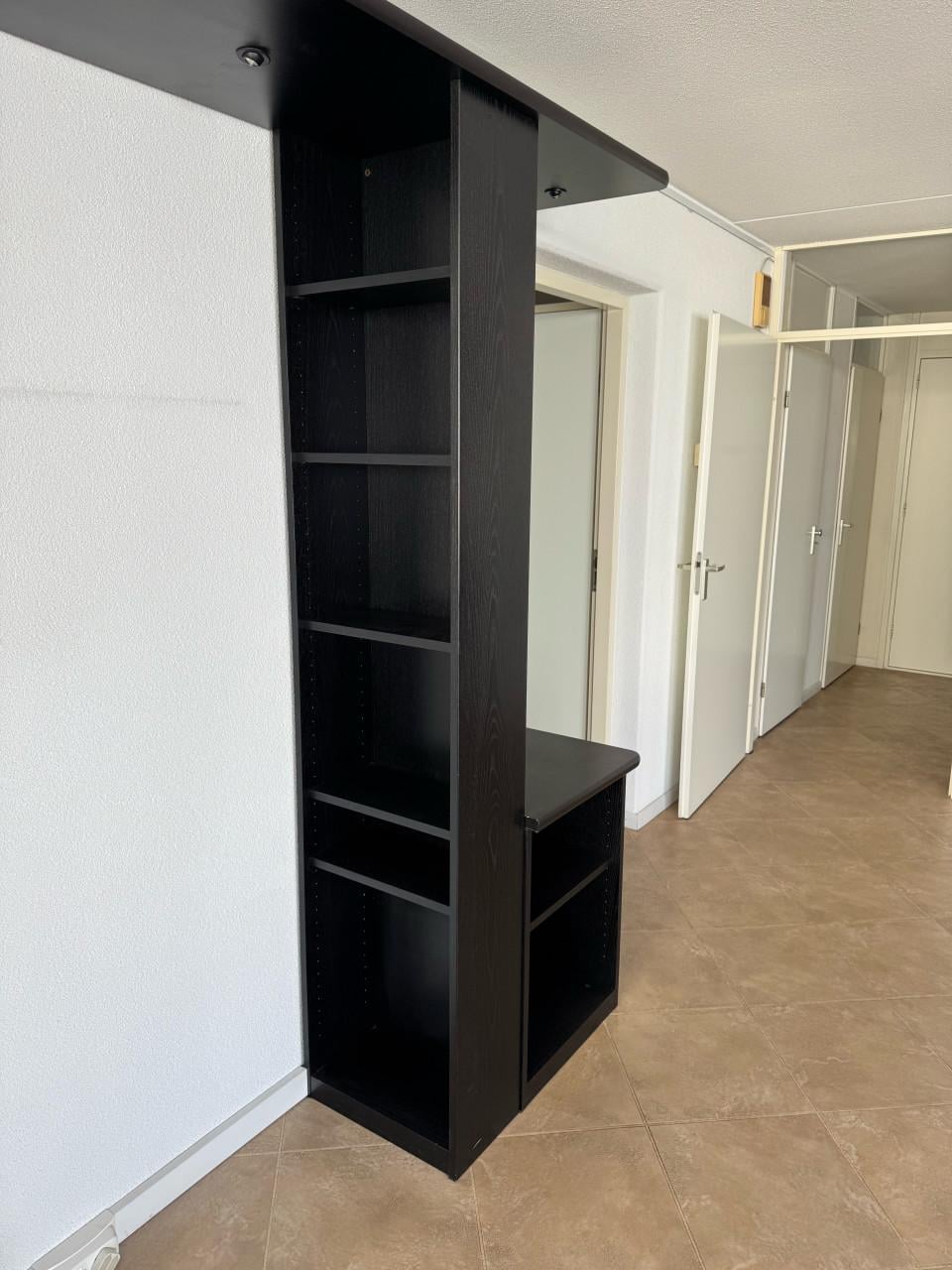 Set van mooi houten wandmeubel + tv-ombouwkast met veel planken