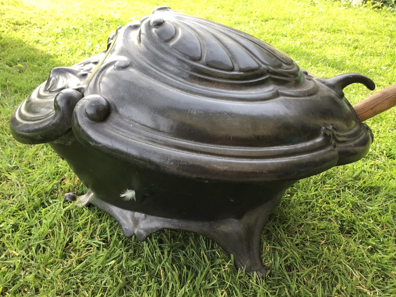 Vintage Art Nouveau gietijzeren kolenbak met schep schildpadmodel