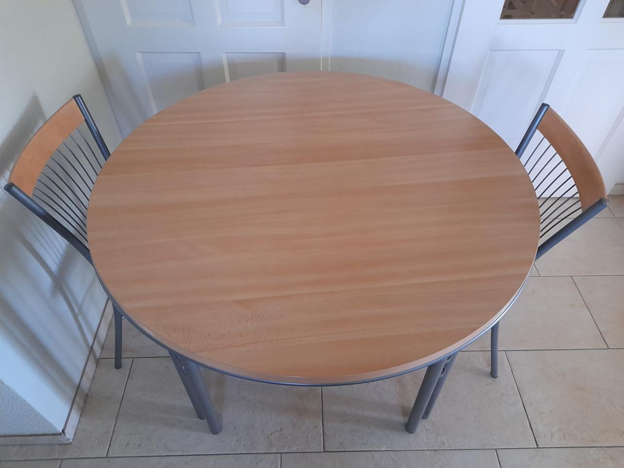 2 leuke stoeltjes (in goede nette staat )