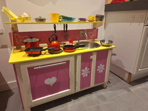 Leuke speelkeuken met echt afvoer en kraan