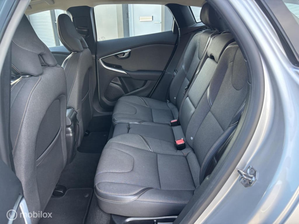 Volvo V40 cross country 2.0 t3 momentum