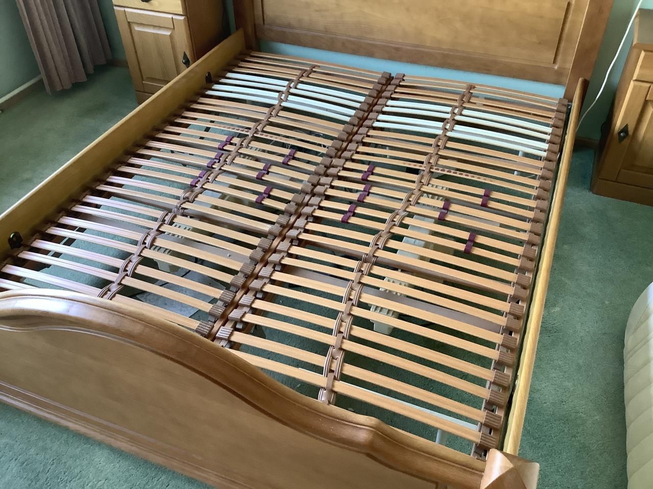 Twee persoonsbed en hang-leg kast