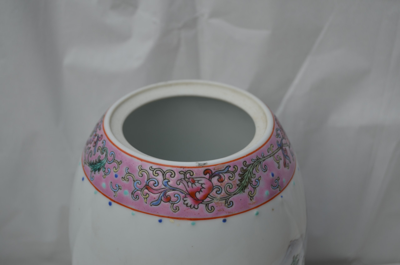 Chinese porseleinen pot in goede staat, op de deksel na dan.