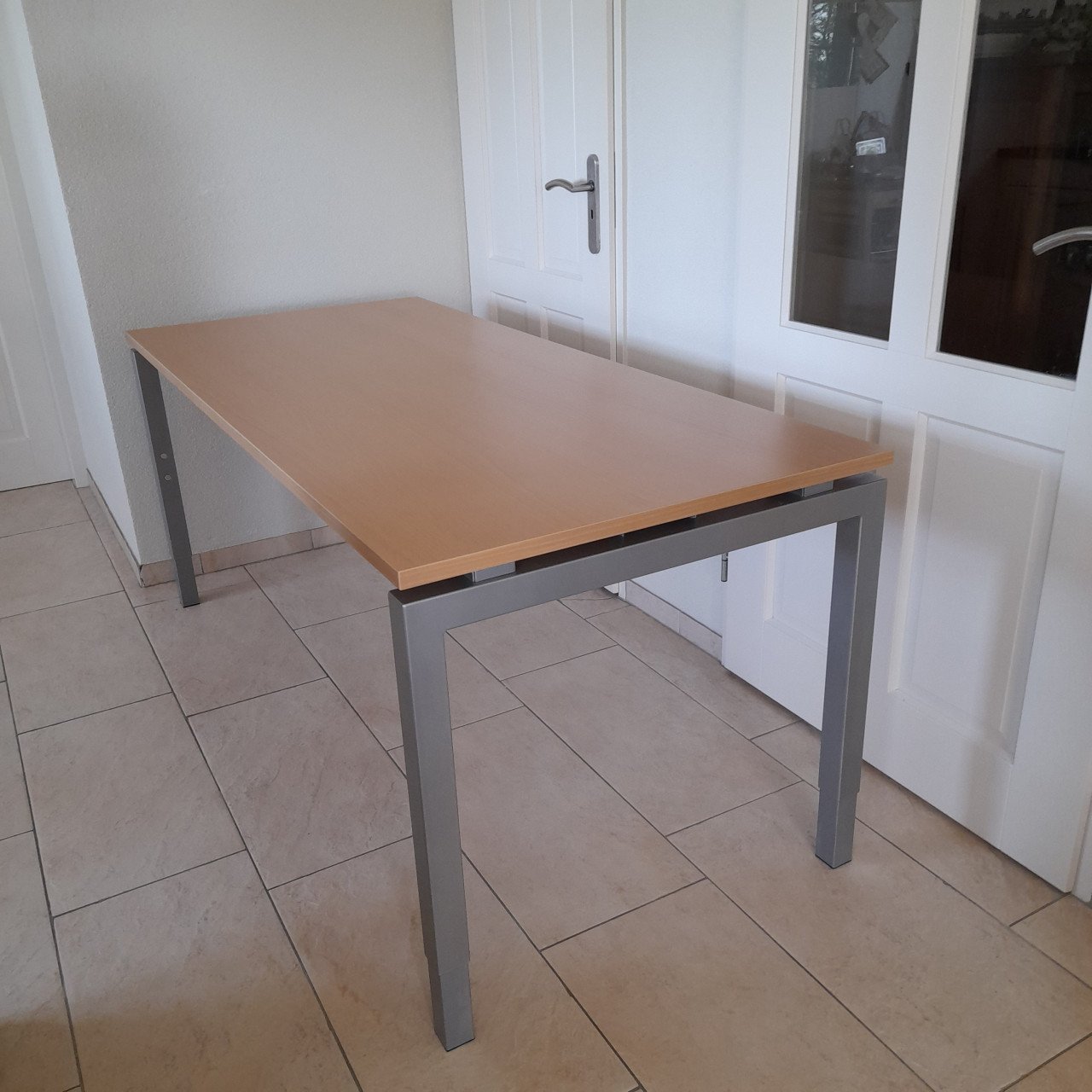 Mooi net bureau 80 x 180 x 75 H ( hoogte verstelbaar) in goede staat !