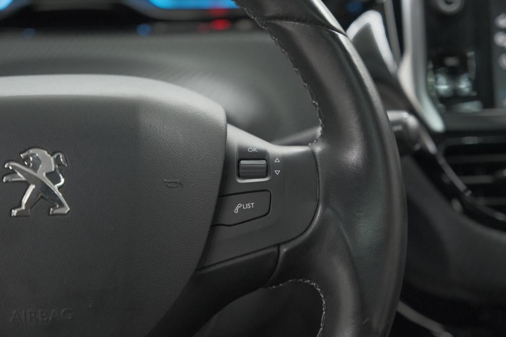 Peugeot 2008 1.2 puretech blue lease executive | all season banden | panora