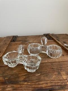 Antieke glazen peper en zout stelletjes