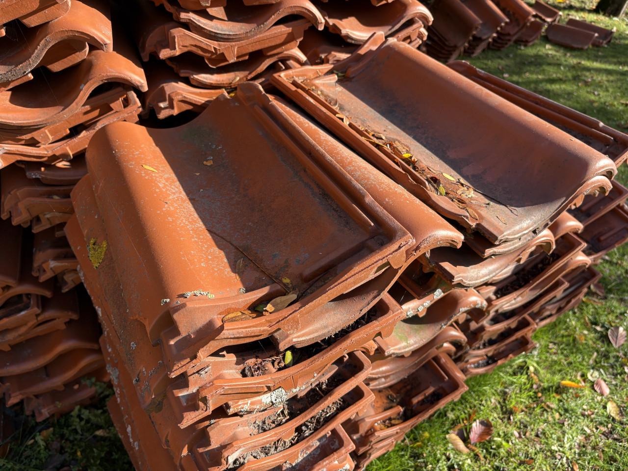 Partij van ca. 500 rode keramische Röben dakpannen uit 2002