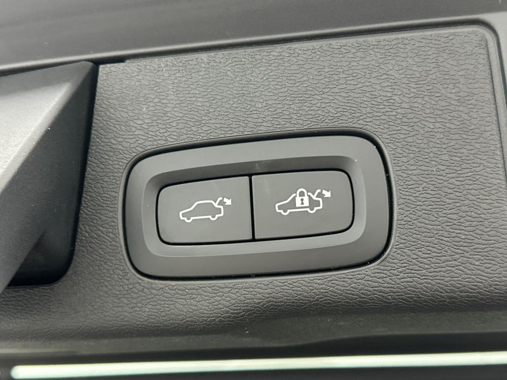 Volvo XC60 t8 390pk recharge momentum|