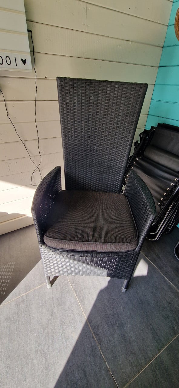2x wicker standenstoel + 2x voetenbankje en krukje