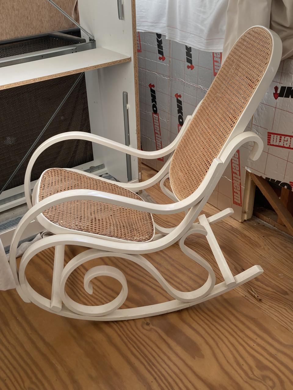 Witte schommelstoel