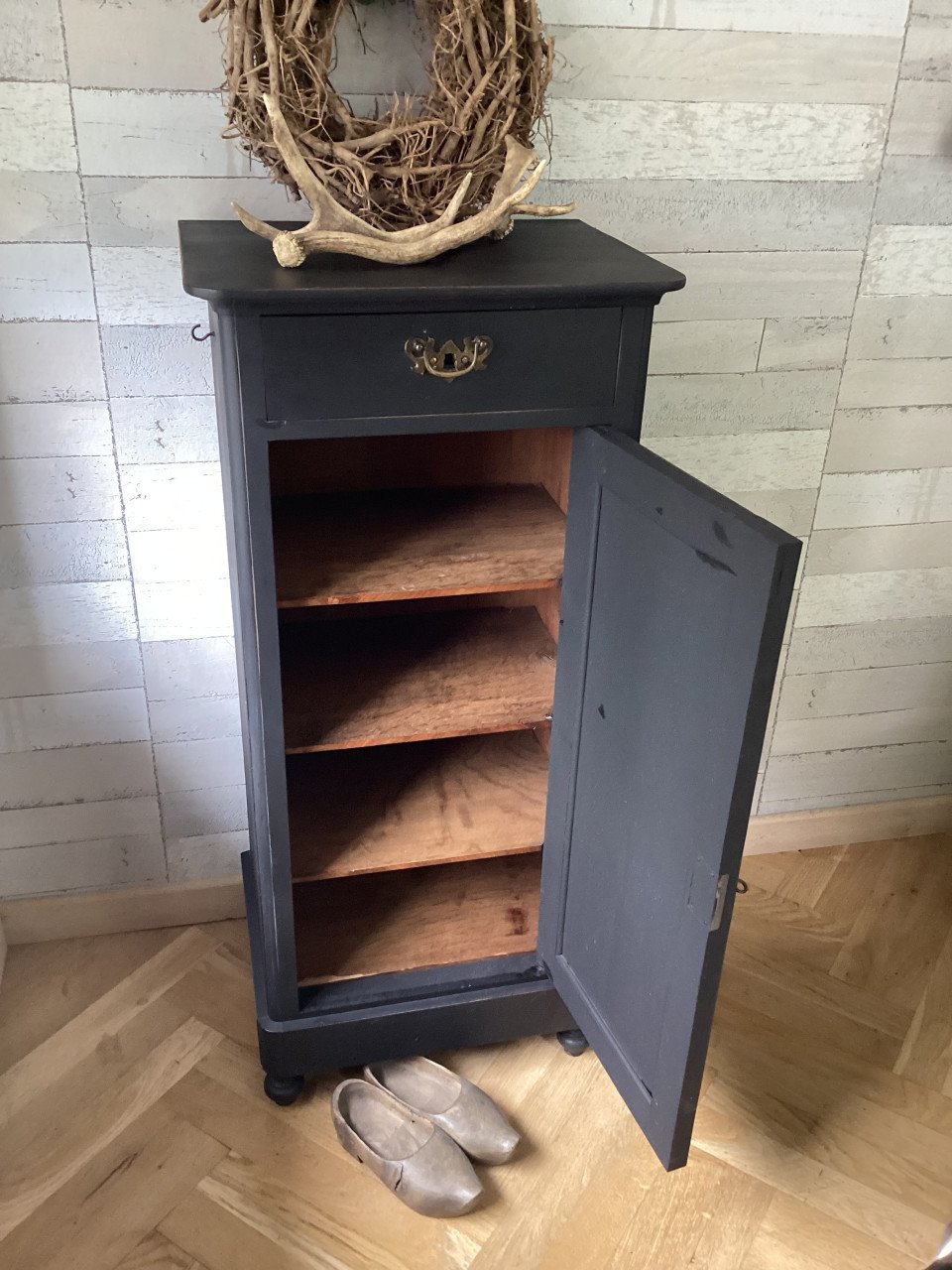 Stoere , landelijke kast