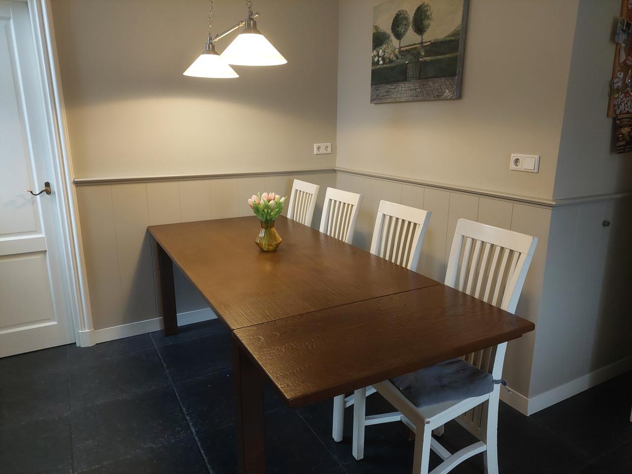 Prachtige eiken eetkamertafel met aansteekblad en stoelen