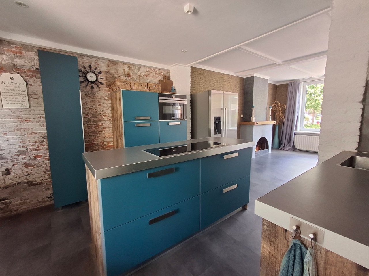 Verrassend ruime halfvrijstaande woning vlakbij het strand te koop