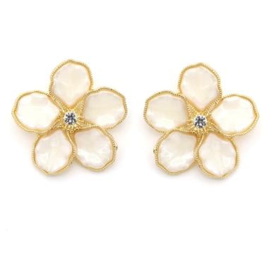 Oorclips wit met bloemdesign in goudkleurige omlijsting