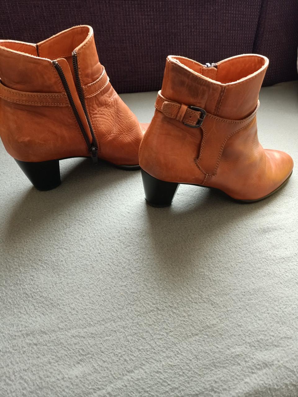 Korte bruine lederen laarsjes