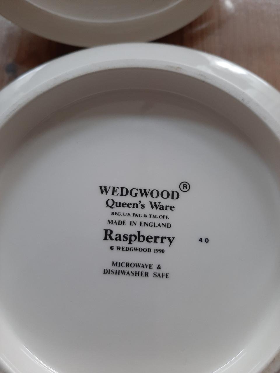 WEDGWOOD RASPBERRY - SERVEERSCHAAL MET DEKSEL - PORSELEIN