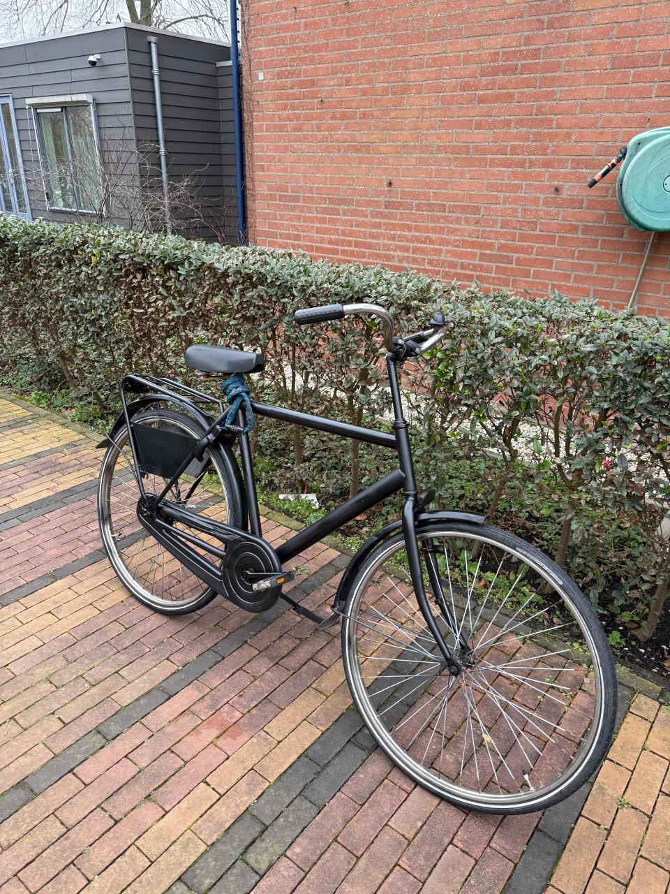 Goede zwarte stadsfiets