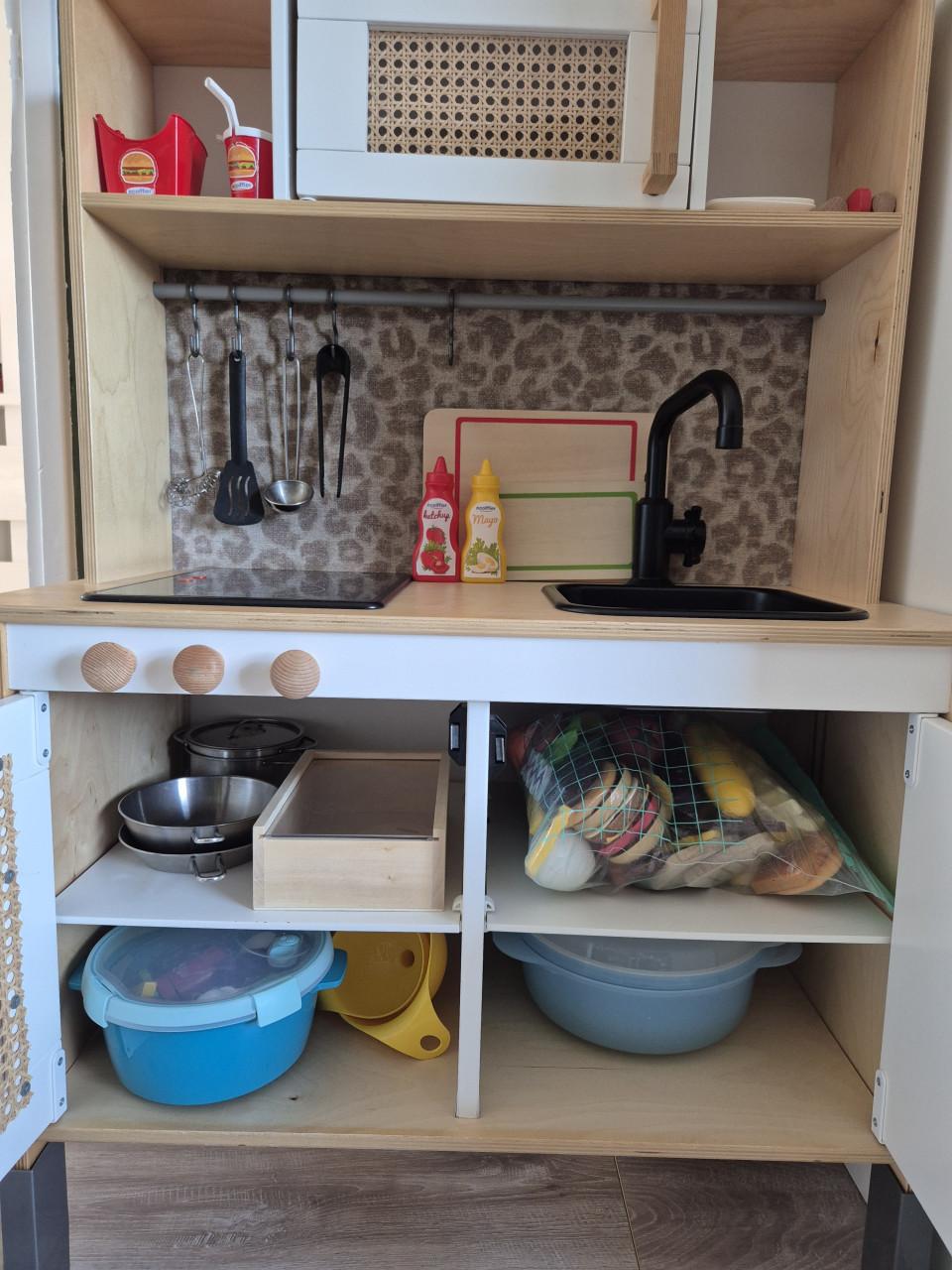 Houten keukentje (van Ikea maar zelf gepimpt) inclusief toebehoren.