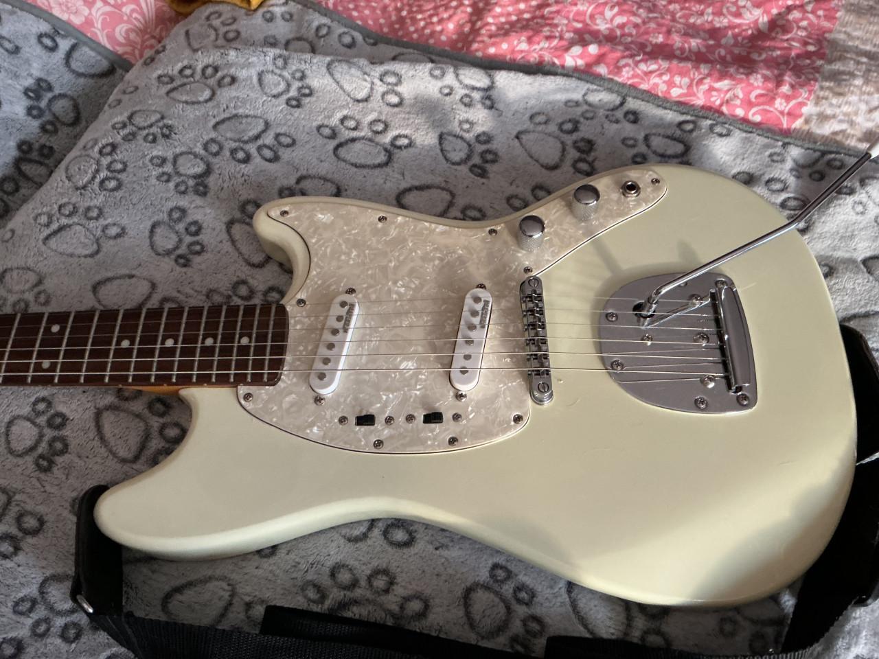 Mustang gitaar HB Artic white pearl  58 cm.Mensuur
