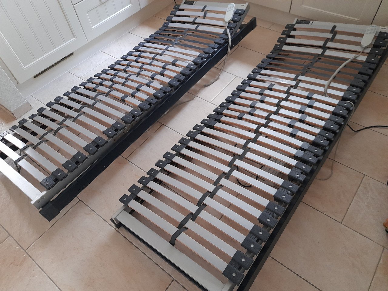 2 x Bossflex elektrisch verstelbare lattenbodems 70 x 200 (in goede staat)