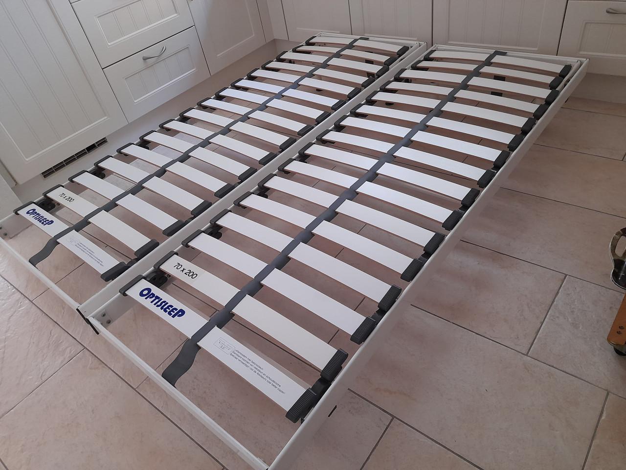 2 x lattenbodem  70 x 200 op pootjes! ( in goede staat )