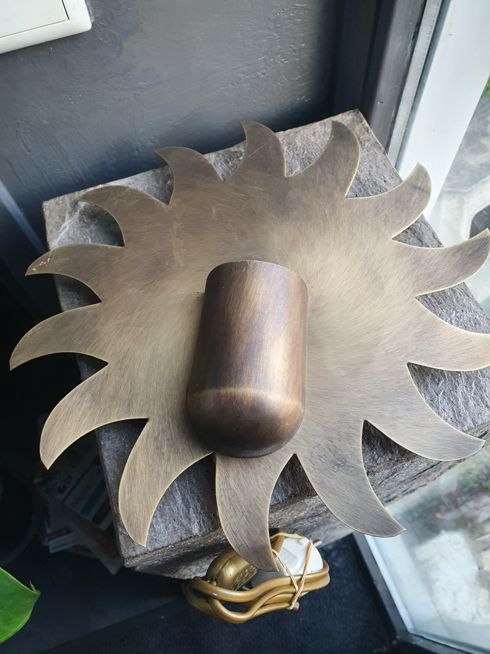 Heel mooie vintage zonnen wandlamp van geborsteld messing/ geel koper...