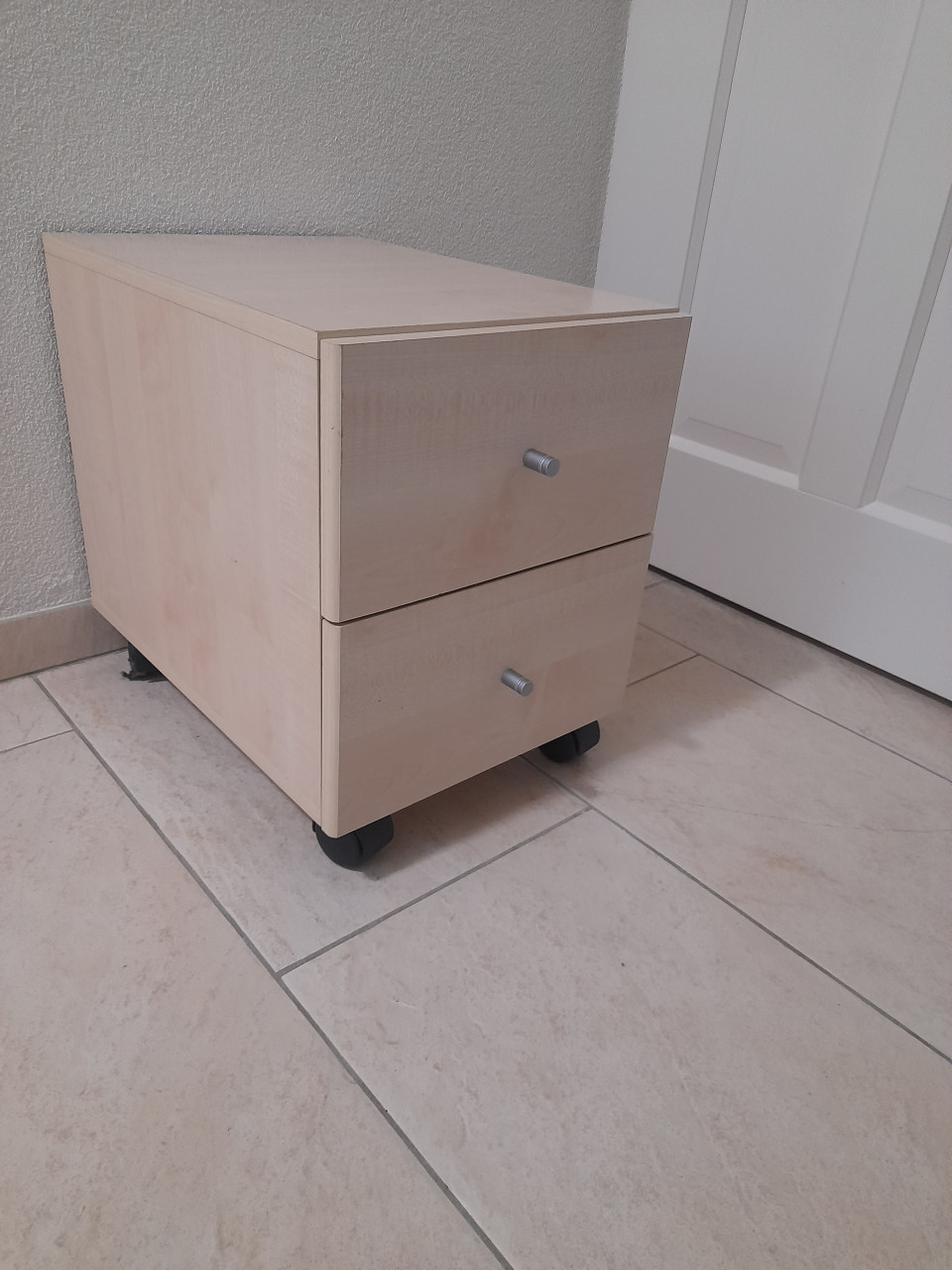 Nachtkastje 34 x 47 x 44H  ( in goede nette staat )