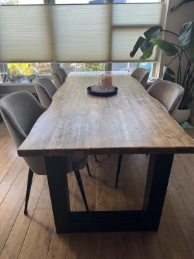 Robuuste eettafel met metalen poot
