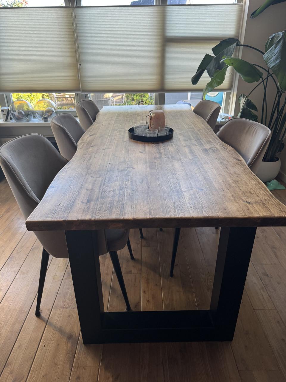 Robuuste eettafel met metalen poot