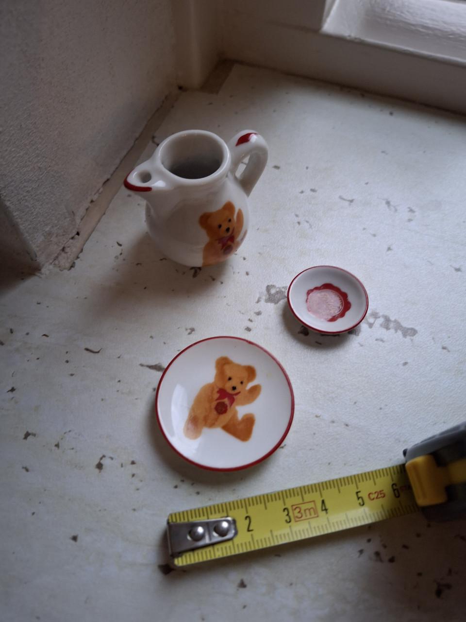 Kinderservies onderdelen(kannetje en 2 bordjes)