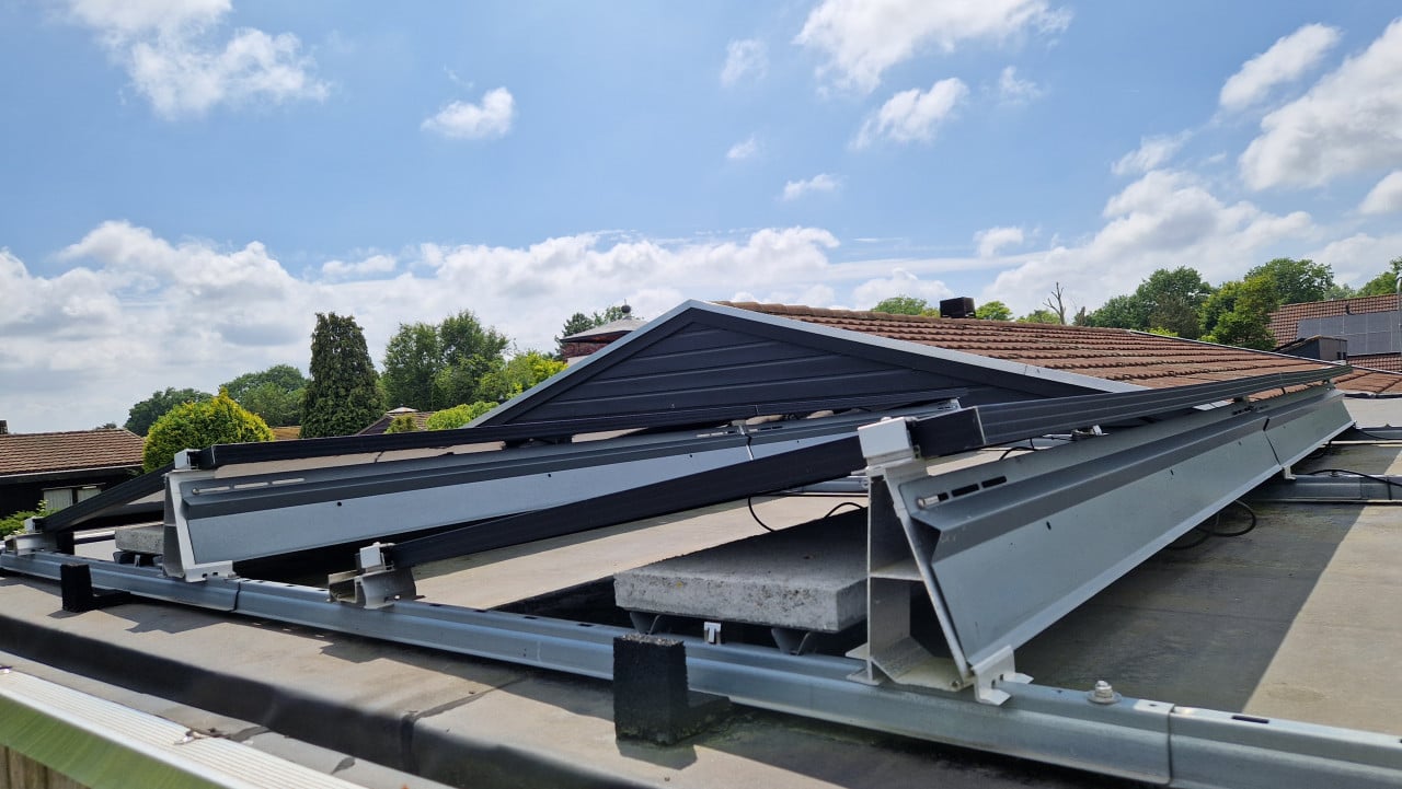 COMPLETE SET van 14 ZONNEPANELEN + OMVORMER + OPTIMIZERS + MONTAGESYSTEEM