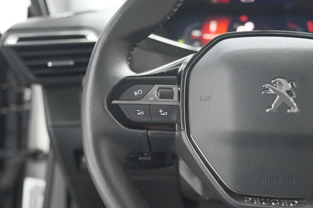 Peugeot 2008 puretech 102 allure pack | camera | apple carplay | parkeersen