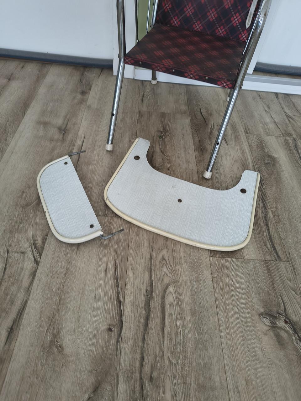 Prachtige geblokte vintage kinderstoel met afneembaar blad.