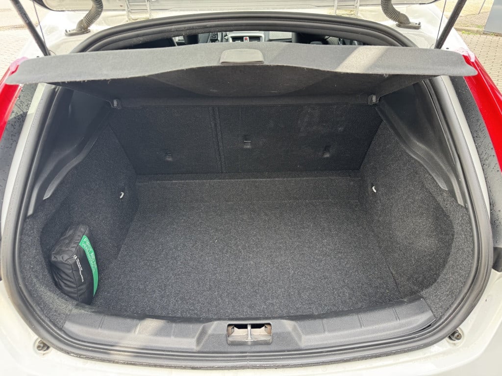 Volvo V40 2.0 t4 business sport r-design 190pk | navigatie | trekhaak afnb