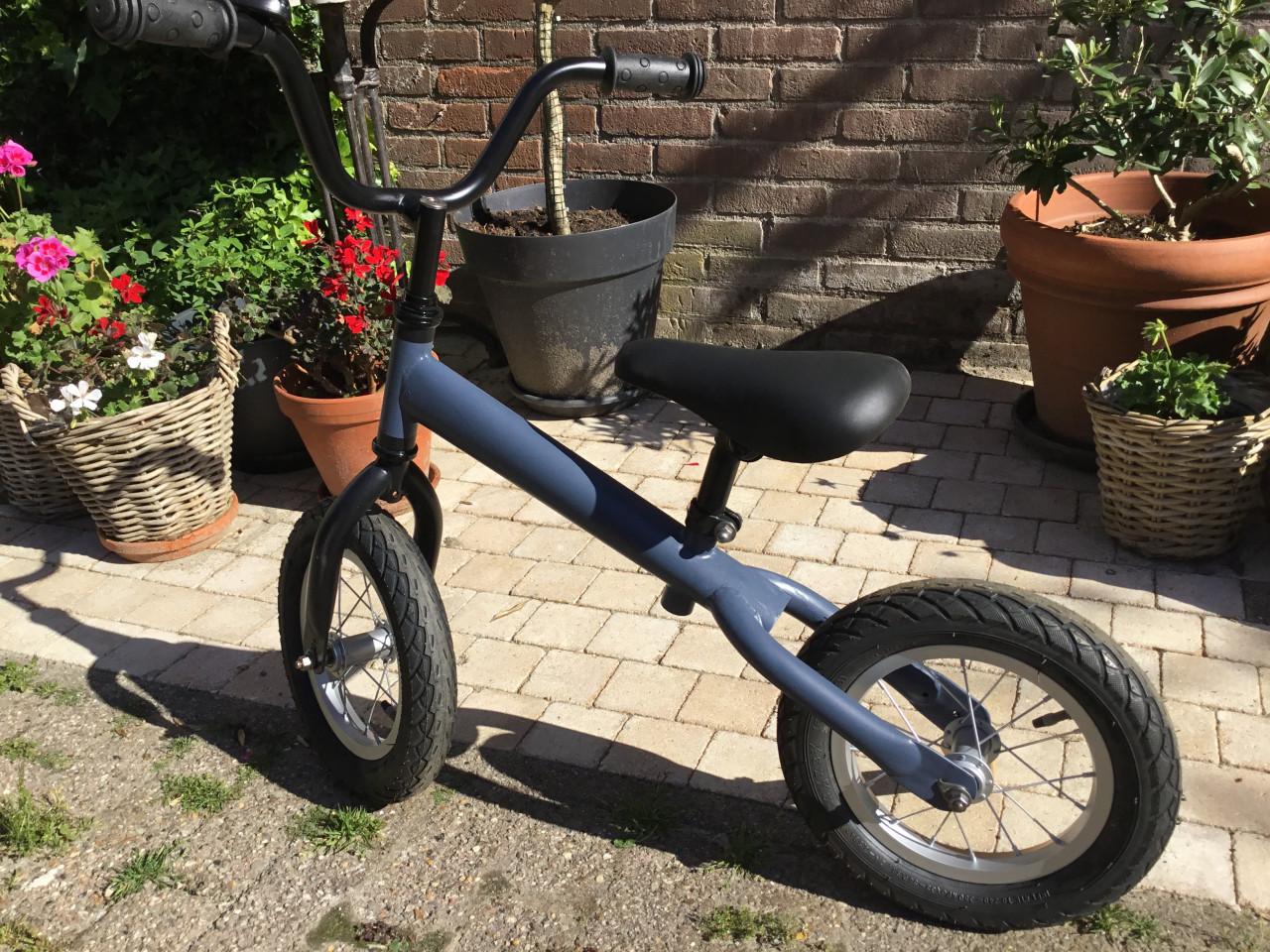 Loopfietsje Loekie 16 inch. Blauw/Zilver/Zwart. Geheel nw gemaakt.